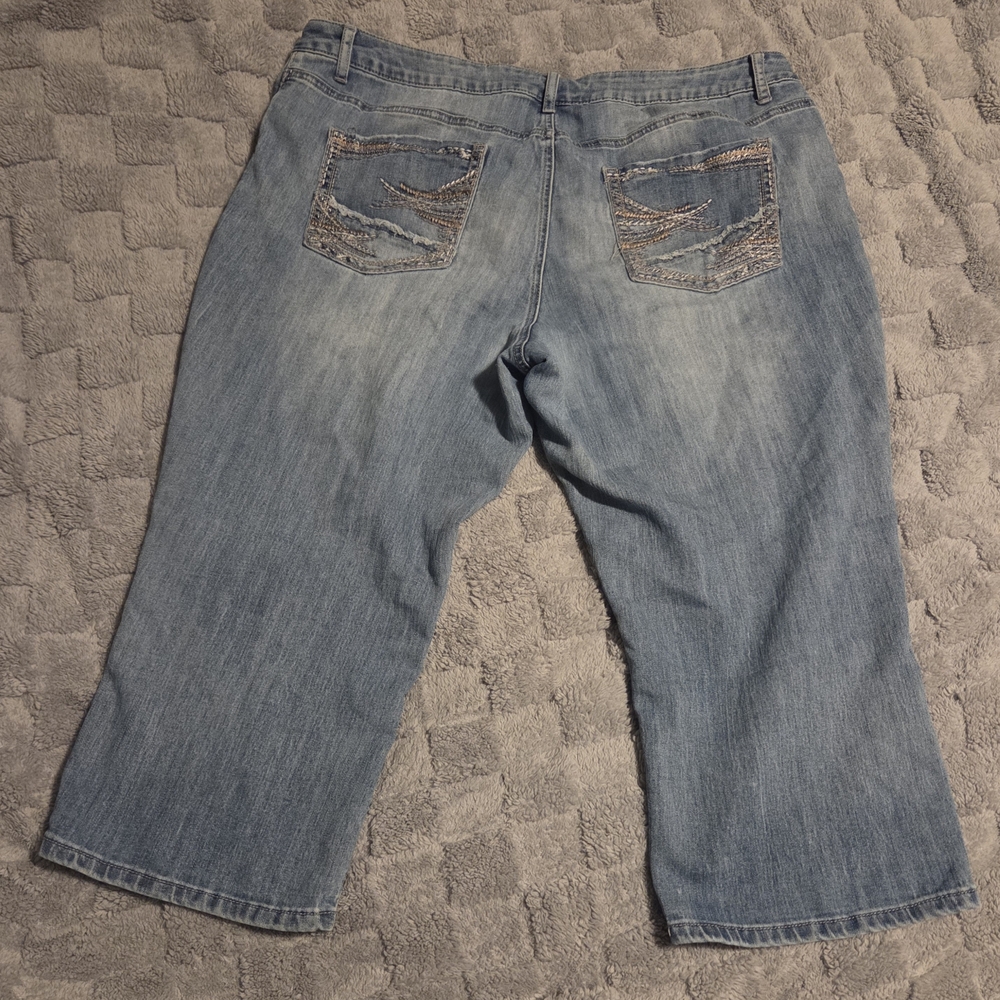 Womans Maurices Classic High-Rise Capri Light Washed Size 22w - Picture 2 of 11